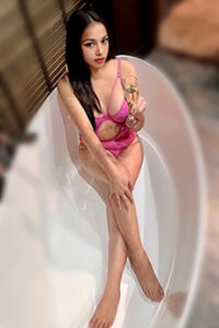 Berlin Hure Sex Model Escort Fania aime le sexe dans la baignoire