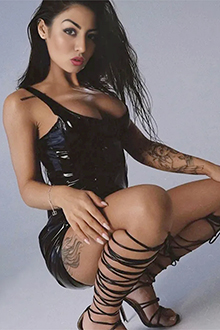 Calla Escortservice Berlin une femme mûre et mince qui apprécie un baiser avec la langue lors d'une escapade stylée